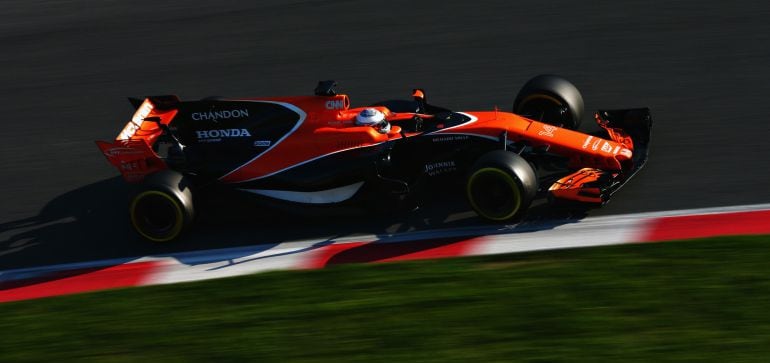 Fernando Alonso da una vuelta al circuito de Montmeló