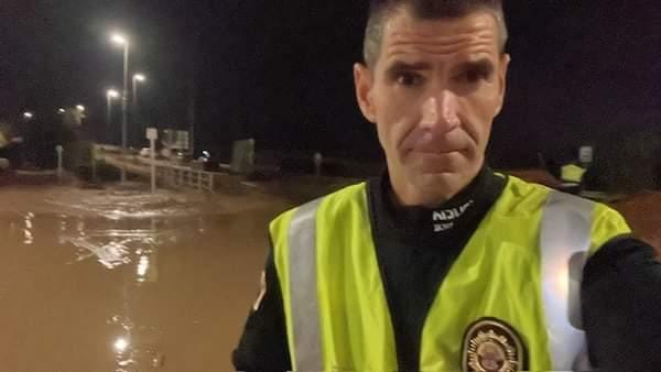 Alex Rubio, como policía local en la zona cero de la dana de Valencia