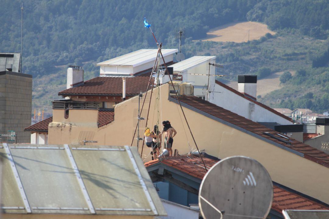 Cuatro jóvenes okupas en el tejado del Marqués de Rozalejo 