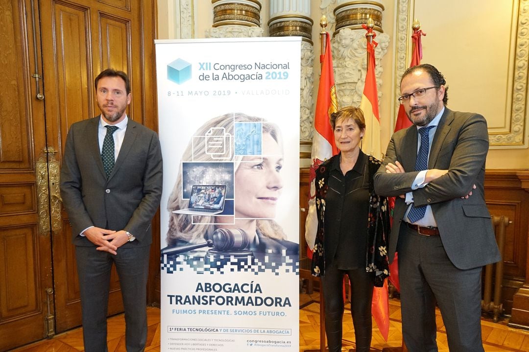 El alcalde en la presentación del Congreso junto a Victoria Ortega (presidenta del Consejo de la Abogacía Española) y Javier Garicano (decano del Colegio de Valladolid)