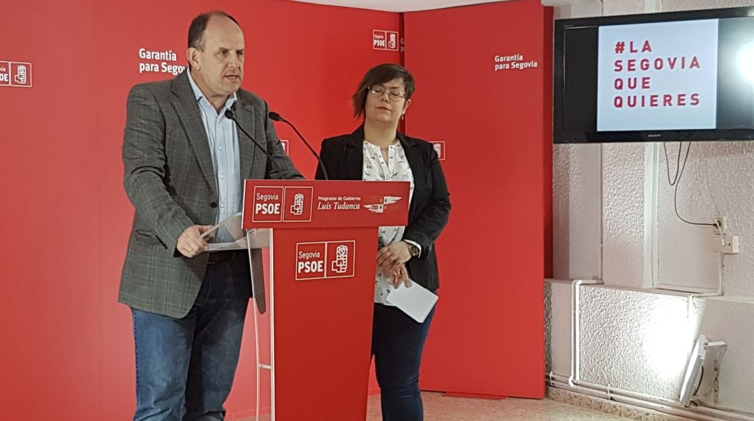 El secretario provincial del PSOE, José Luis Aceves, junto a Estefanía Miguel, portavoz del PSOE en el Ayuntamiento de Villacastín