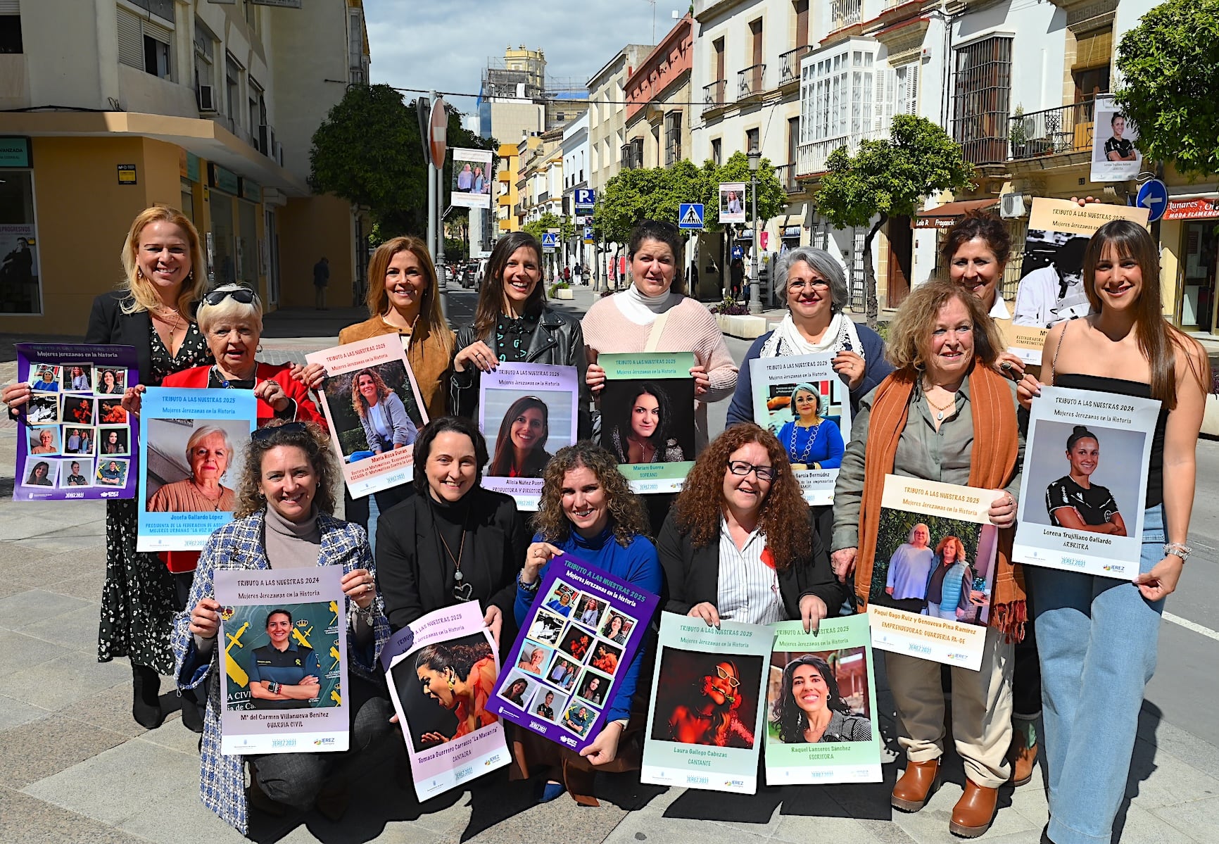 Las protagonistas de la exposición de banderolas &quot;Tributo a las Nuestras&quot;
