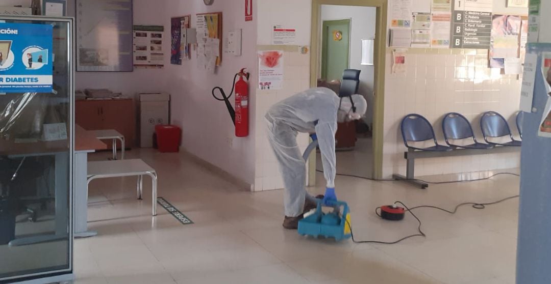 Trabajador desinfectando el Centro de Salud de Huelma.