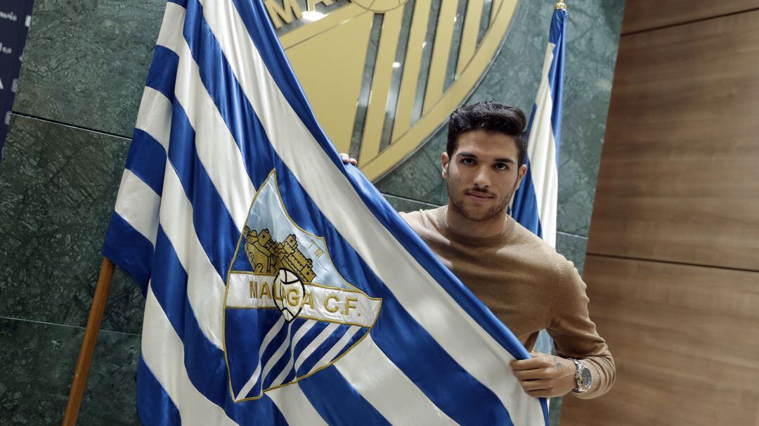 Antoñín, posando con la bandera del Málaga