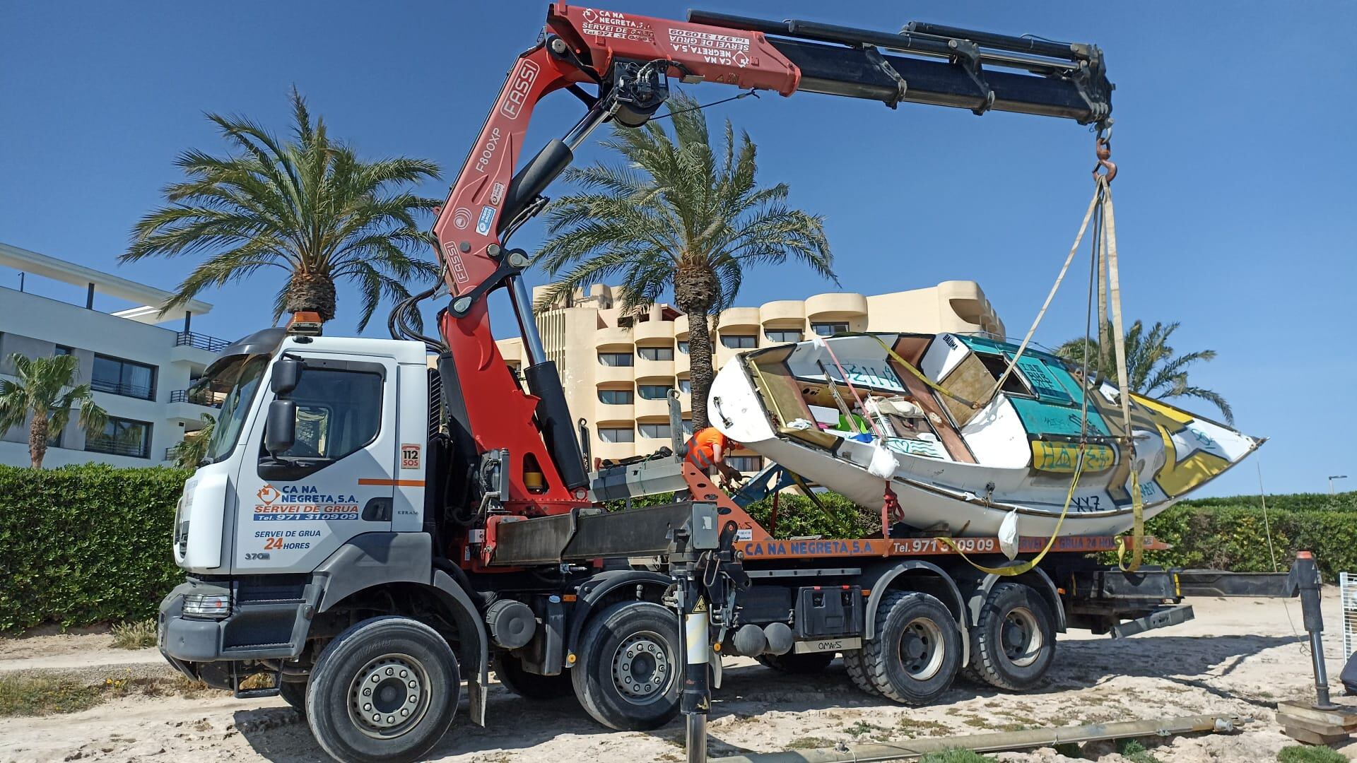 Un momento durante los trabajos de retirada del velero