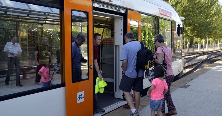 Usuaris pujant al tren a l'estació de la Pobla de Segur, al Pallars Jussà, el dia 25 de juliol del 2016