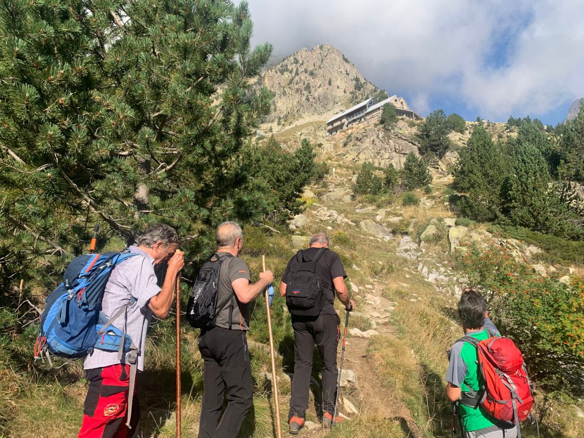 Refugio Ángel Orús, al fondo