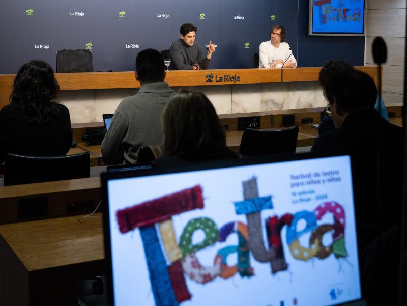 El director general de Cultura, Roberto Iturriaga, y el director artístico de Teatrea, Fernando Moreno, han presentado una nueva edición del festival de teatro infantil y familiar.