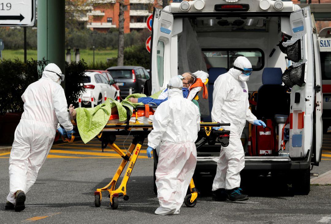 Personal médico traslada a un paciente con coronavirus en el Policlinico Tor Vergata, en Roma