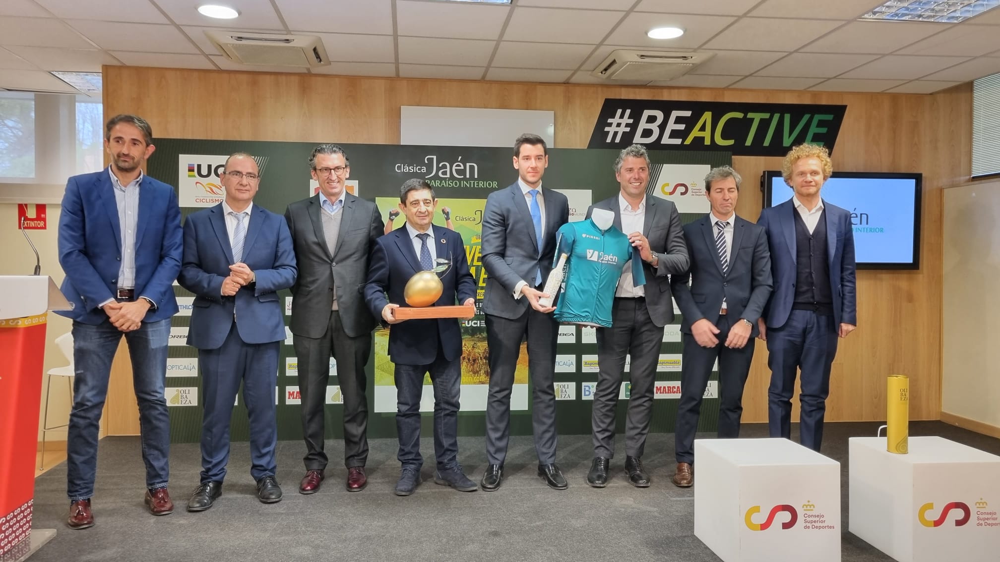 Momento de la presentación en el CDS con el Presidente de la diputación Provincial de Jaén Francisco Reyes y el resto de autoridades