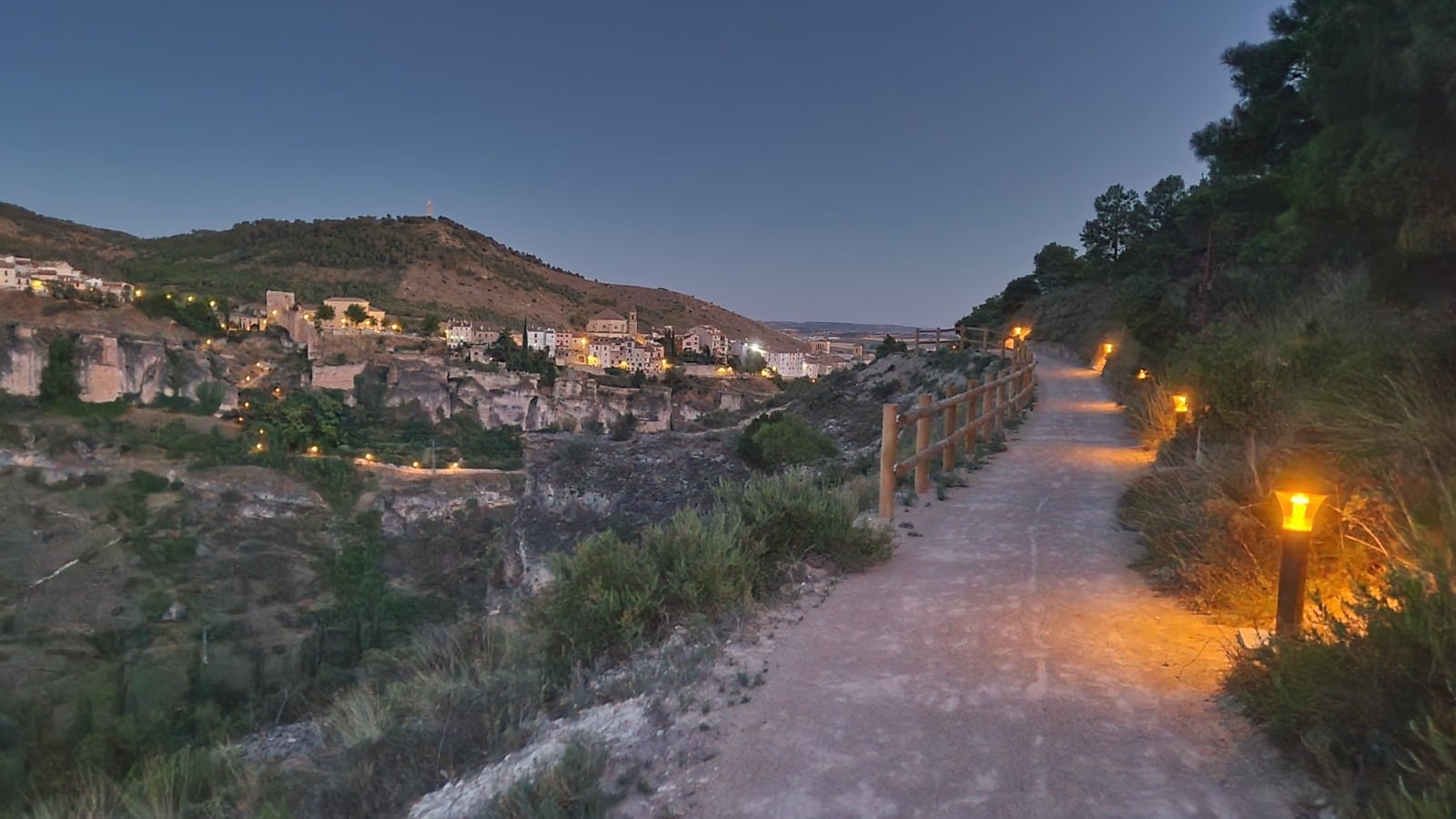 Los senderos iluminados de las hoces del Júcar y Huécar permiten realizar visitas nocturnas alrededor de Cuenca