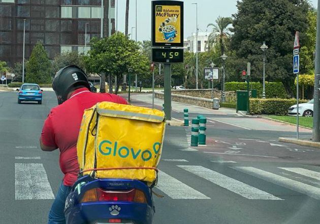 Repartidor de comida a domicilio en la Avenida de Vallellano durante la ola de calor