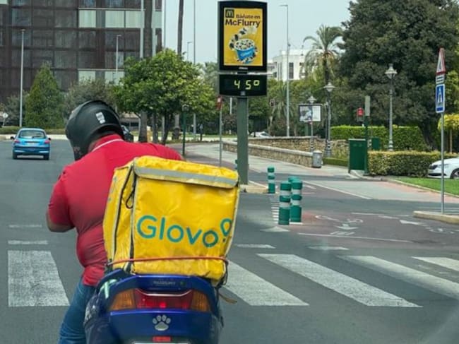 Repartidor de comida a domicilio en la Avenida de Vallellano durante la ola de calor