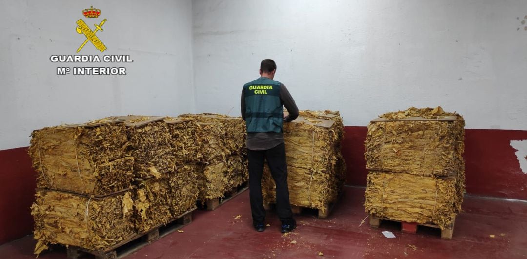 Un agente controla los fardos de tabaco decomisados en el Norte de Extremadura