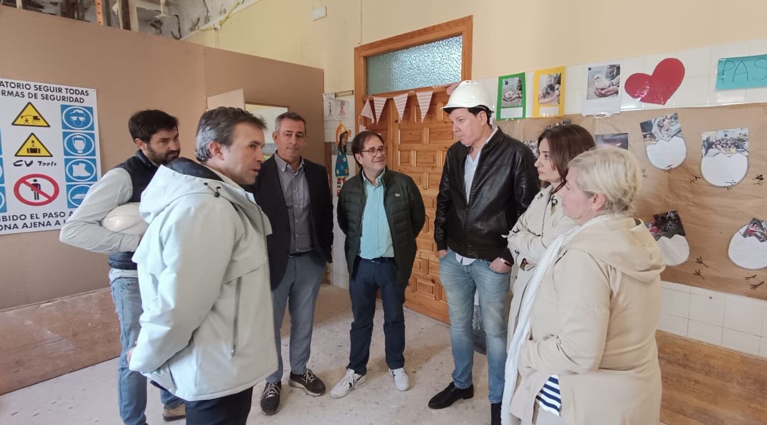 El alcalde de Jaén, Julio Millán (primero por la izqda) acompañado de responsables políticos y educativos en su visita al centro.