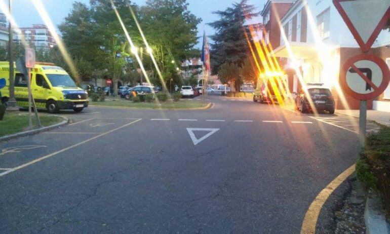 La imagen recoge el momento en el que interviene una ambulancia de Venta de Baños para atender una emergencia cuando la ambulancia de la capital está parada a las puertas del hospital en el que se suscitó la urgencia, el Hospital San Telmo. 