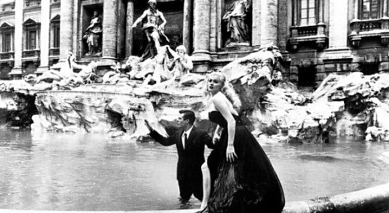 Anita Ekberg y Marcello Mastroiani en la Fontana Di Trevi en la película &#039;La Dolce Vita&#039;