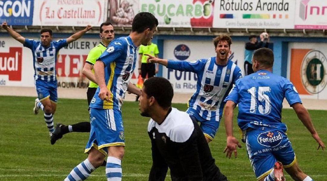 Los blanquiazules celebran el tanto de Santín en el reciente duelo frente al Bembibre.