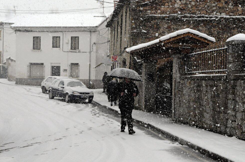 FOTO DE ARCHIVO. Un hombre camina en una calle nevada de la localidad leonesa de Villamanín.