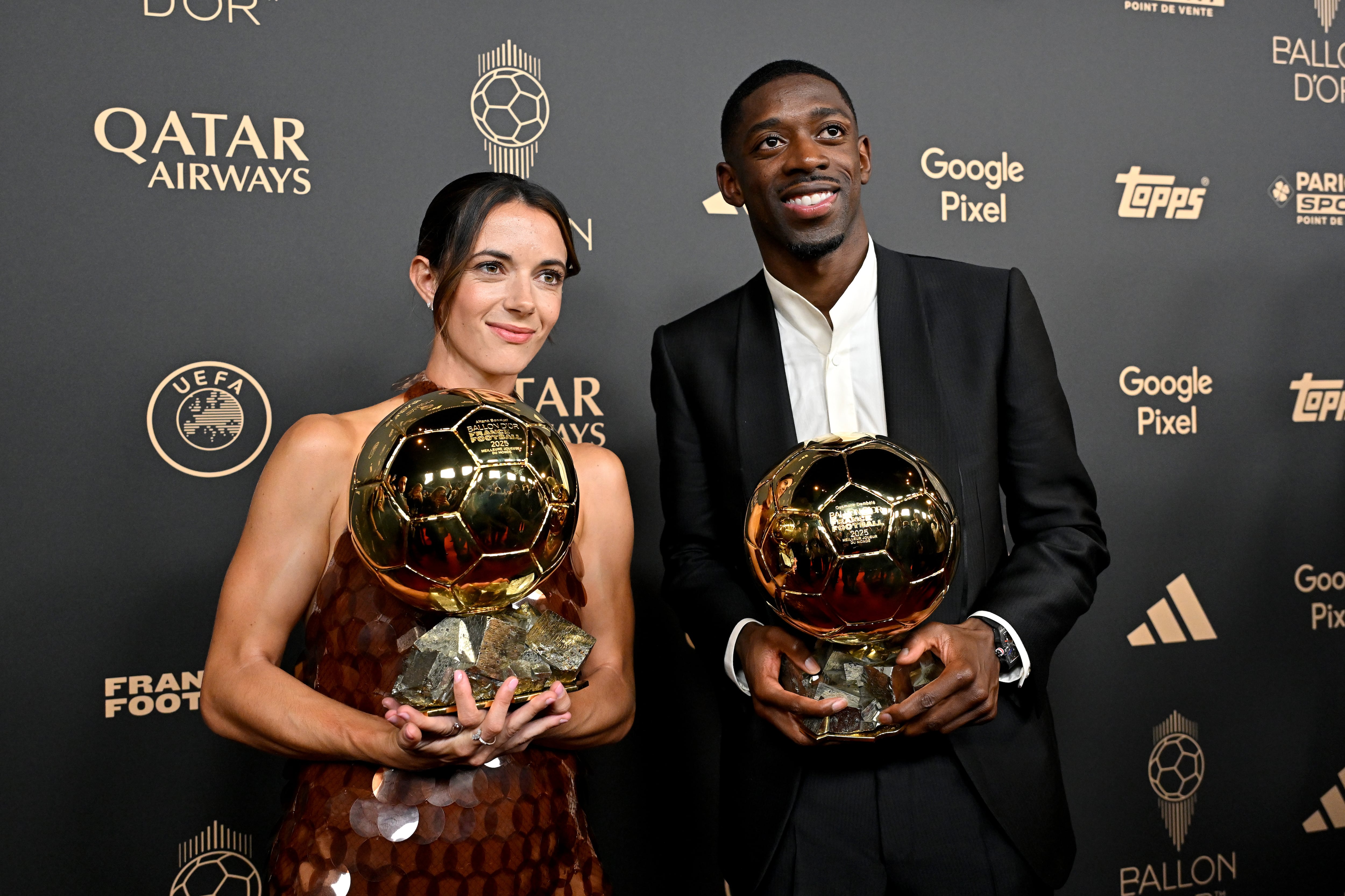 Aitana Bonmatí y Ousmane Dembélé posan juntos con el Balón de Oro 2025