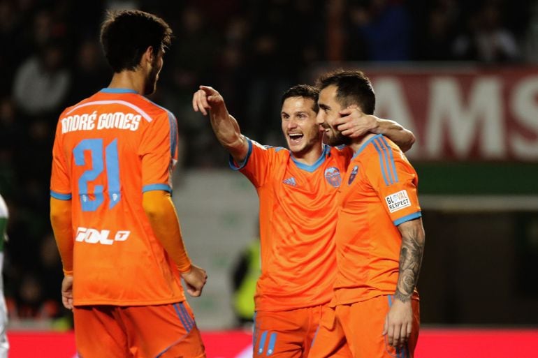 Paco Alcácer, Pablo Piatti y André Gomes celebran la victoria ante el Elche