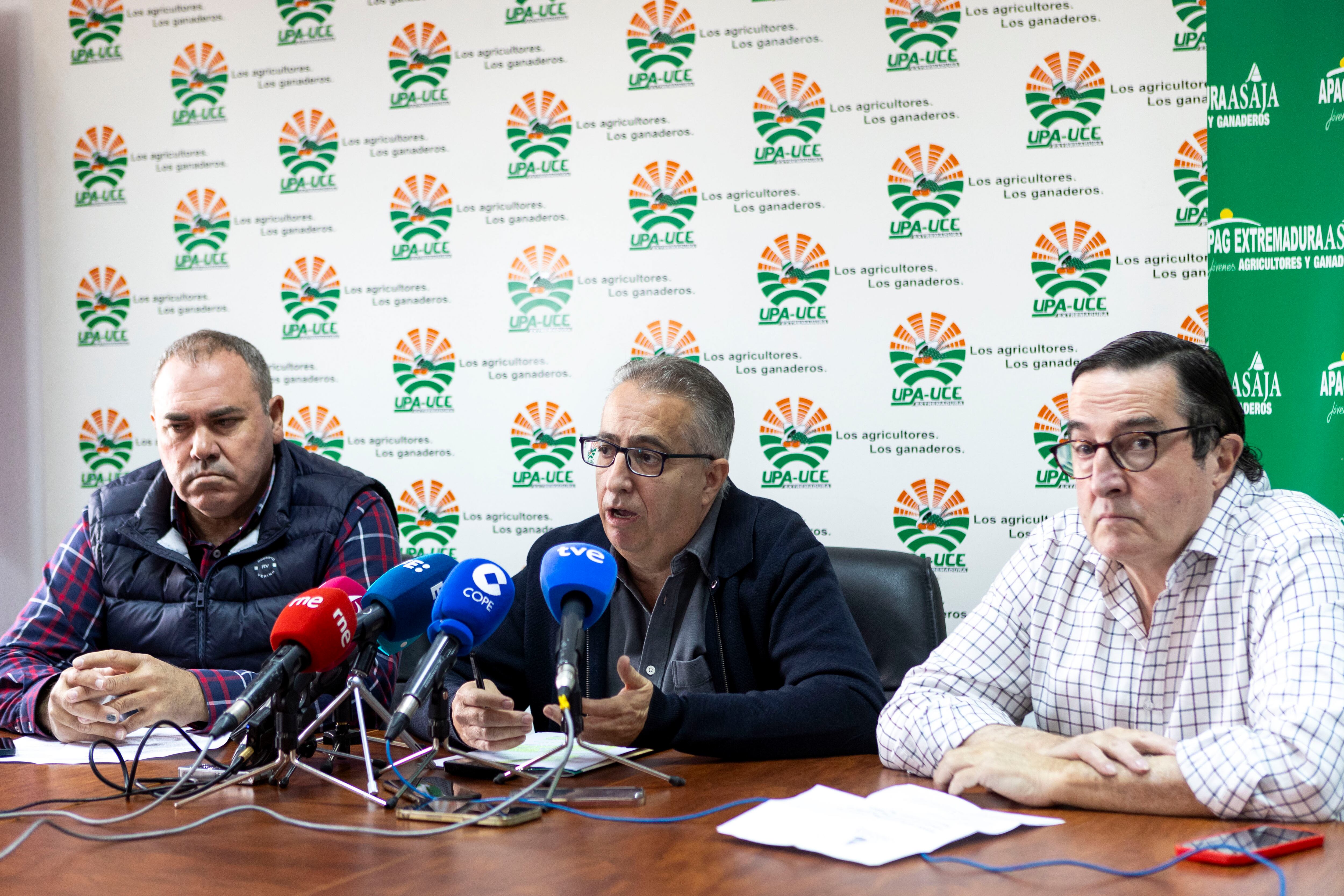 MÉRIDA, 26/04/2024.-Rueda de prensa del secretario general de UPA-UCE Extremadura, Ignacio Huertas (d), el presidente de Asaja Extremadura, Ángel García (c), y el presidente de Cooperativas Agro-alimentarias Extremadura, Ángel Pacheco, para dar a conocer las actuaciones del sector tabaquero ante la prohibición de la utilización del dicloropropeno y el Plan Integral del Tabaquismo.EFE/ Jero Morales