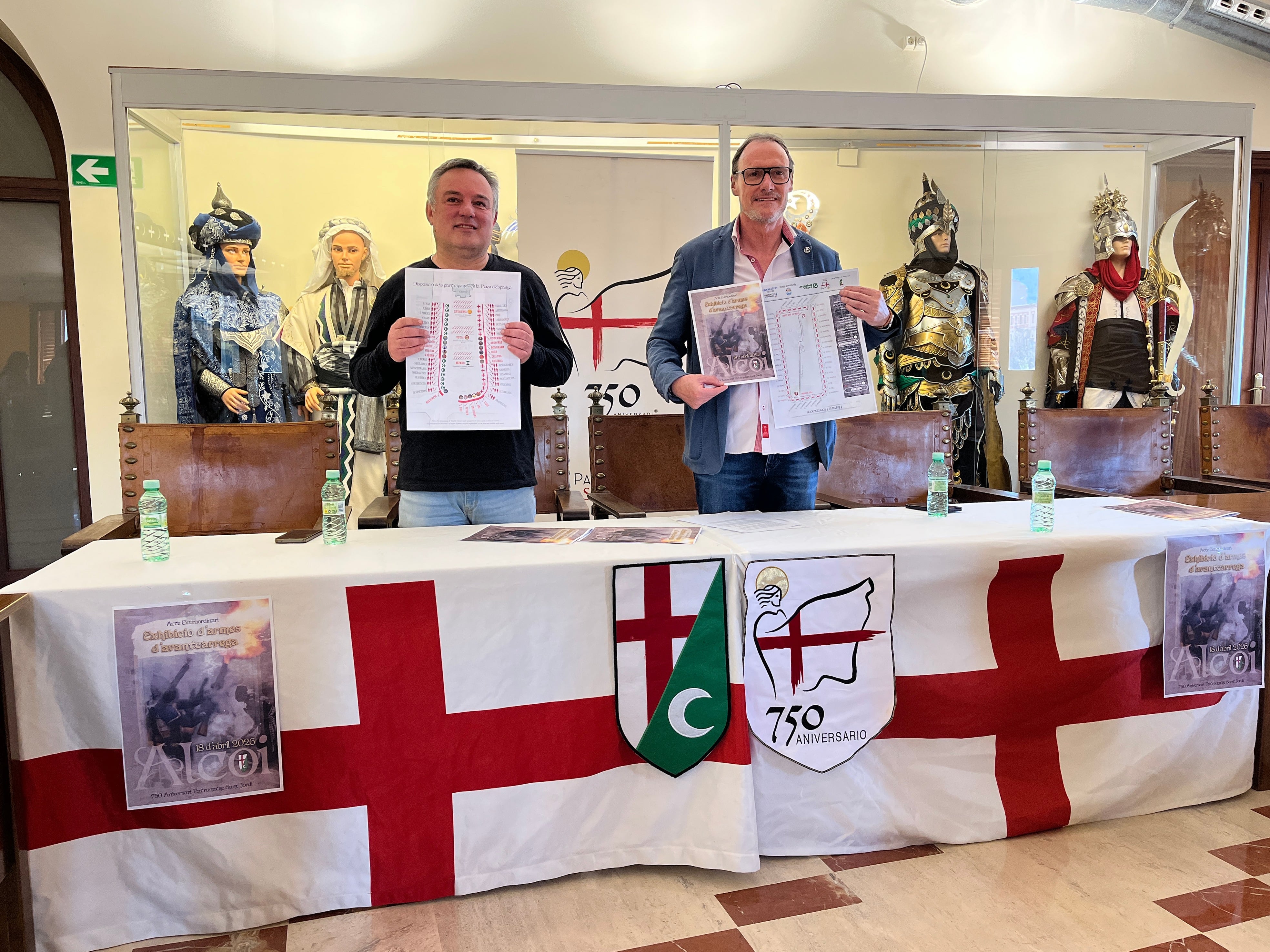Antonio Arques e Ismael Gisbert, vocal y vicepresidente de la Asociación de San Jorge, presentan la exhibición de armas de avancarga que se celebrará este sábado en Alcoy.
