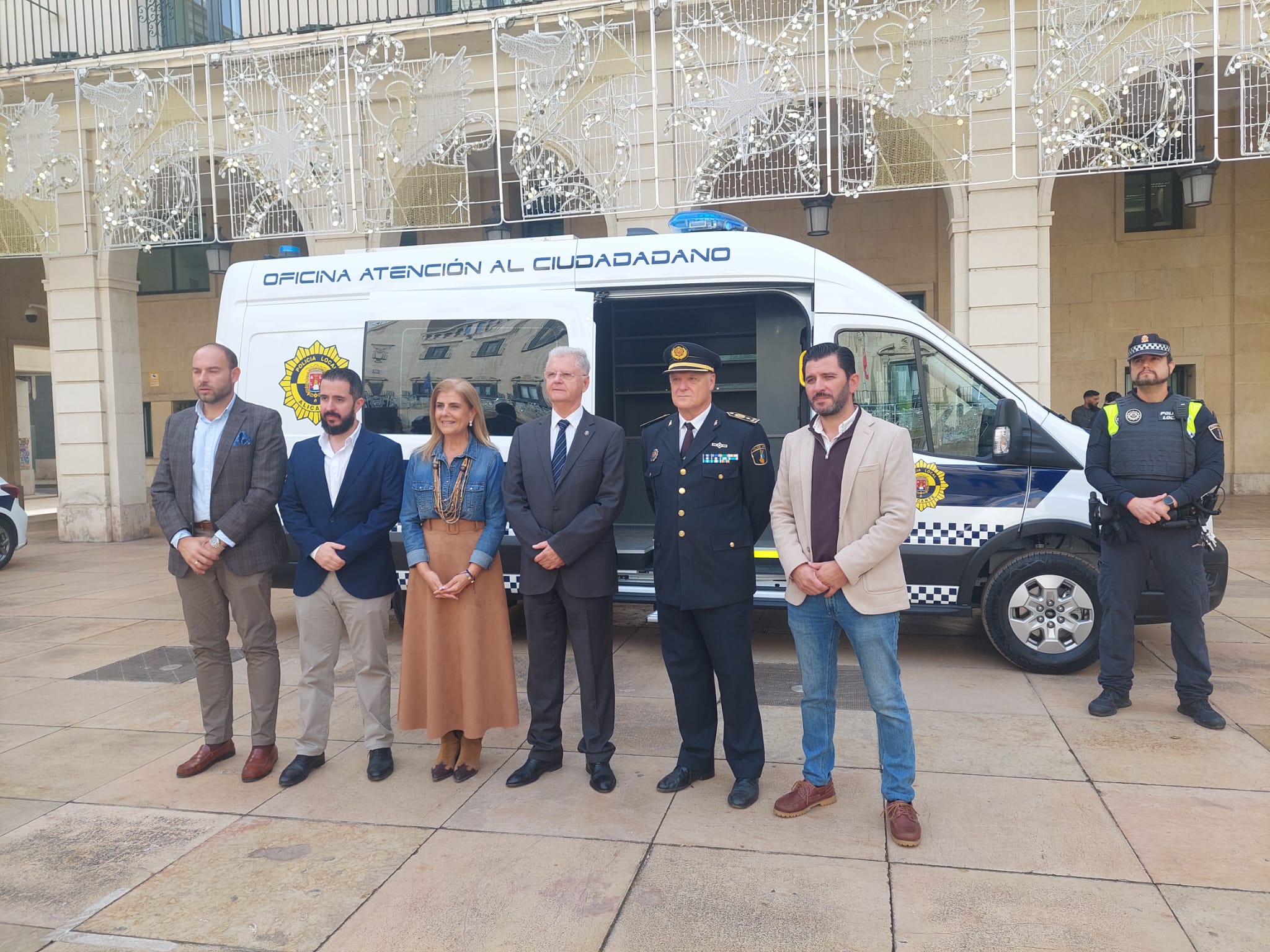Los ediles de Vox y Julio Calero, en la presentación de los nuevos vehículos de la Policía Local de Alicante