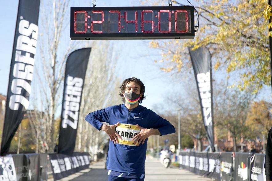 Fernando Carro junto a su marca en el 10k de Alcobendas