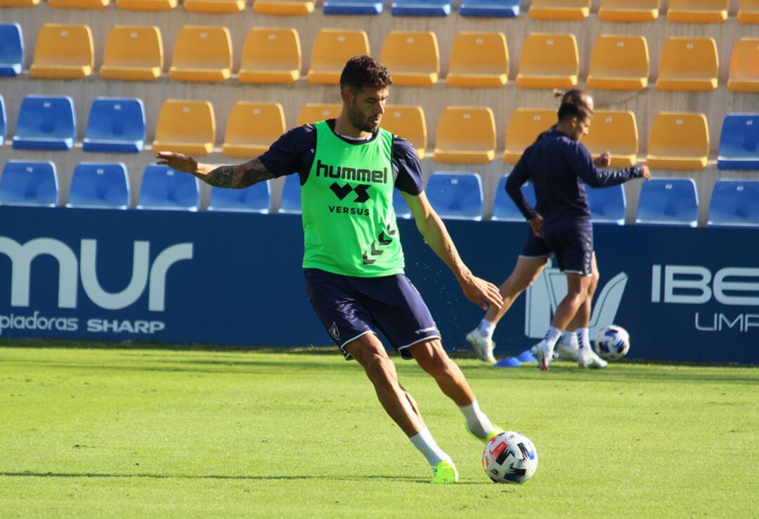 Adrián León en La Condomina durante un entrenamiento