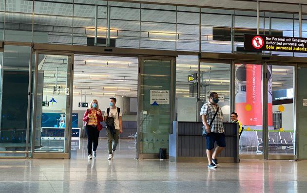 Viajeros saliendo de la terminal este domingo