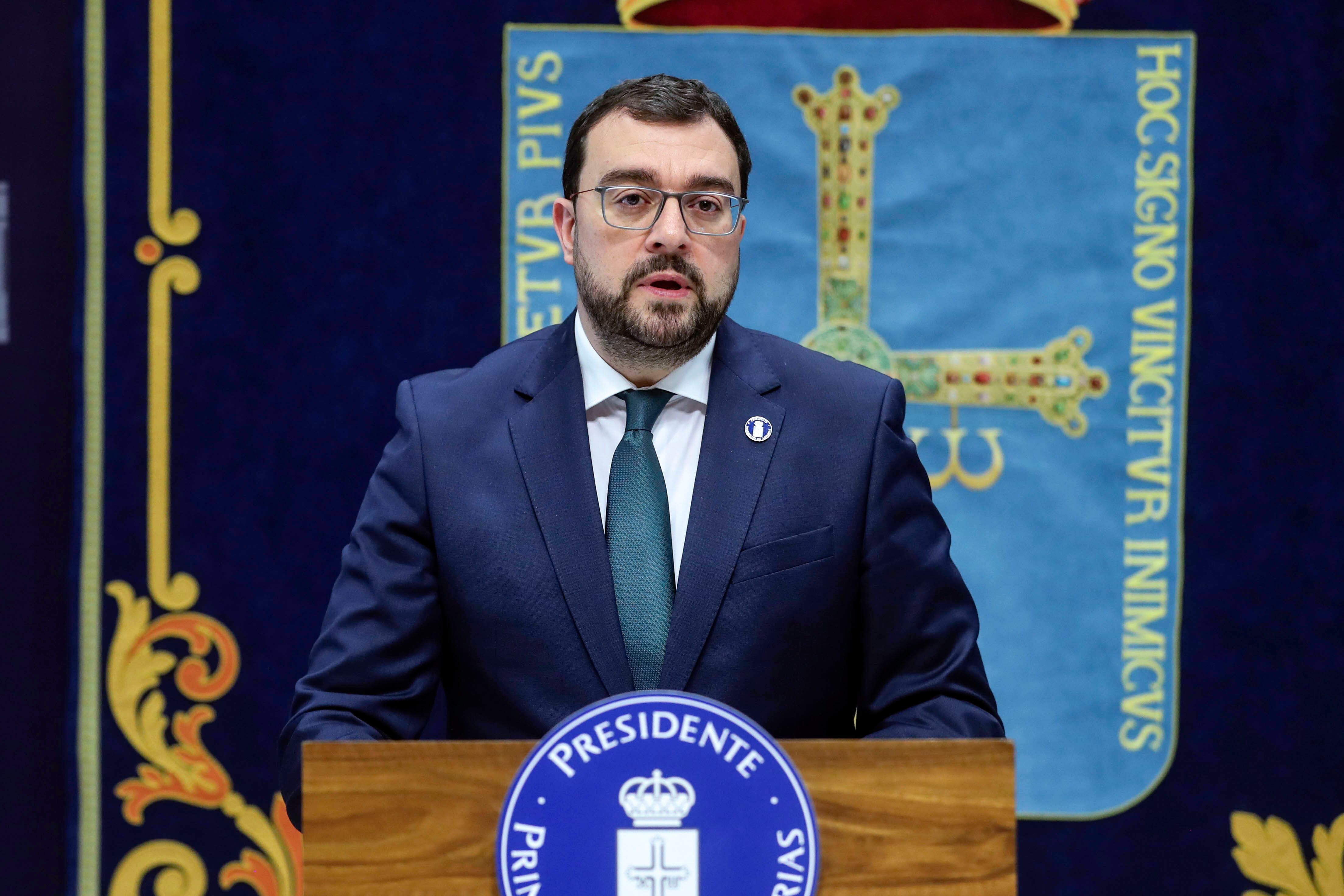 OVIEDO, 29/04/2025.- El presidente del Principado, Adrián Barbón, durante la rueda de prensa que ofreció este martes para informar sobre el apagón eléctrico. EFE/J.L.Cereijido.