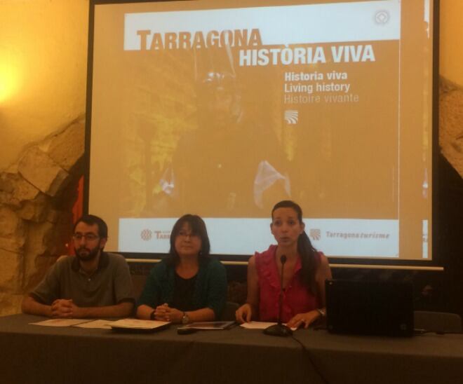 El representant de les Milícies Urbanes de Tarragona, Paco Tovar, la tinent d&#039;alcalde de Patrimoni, Carme Crespo i la regidora de Turisme, Patrícia Anton, presentant el &#039;Tarragona, Història Viva 2014&#039;