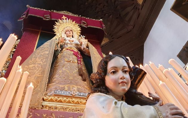 Altar de cultos de la Virgen de la Esperanza de Granada, en la iglesia Santa Ana, en el triduo previo a su coronación canónica