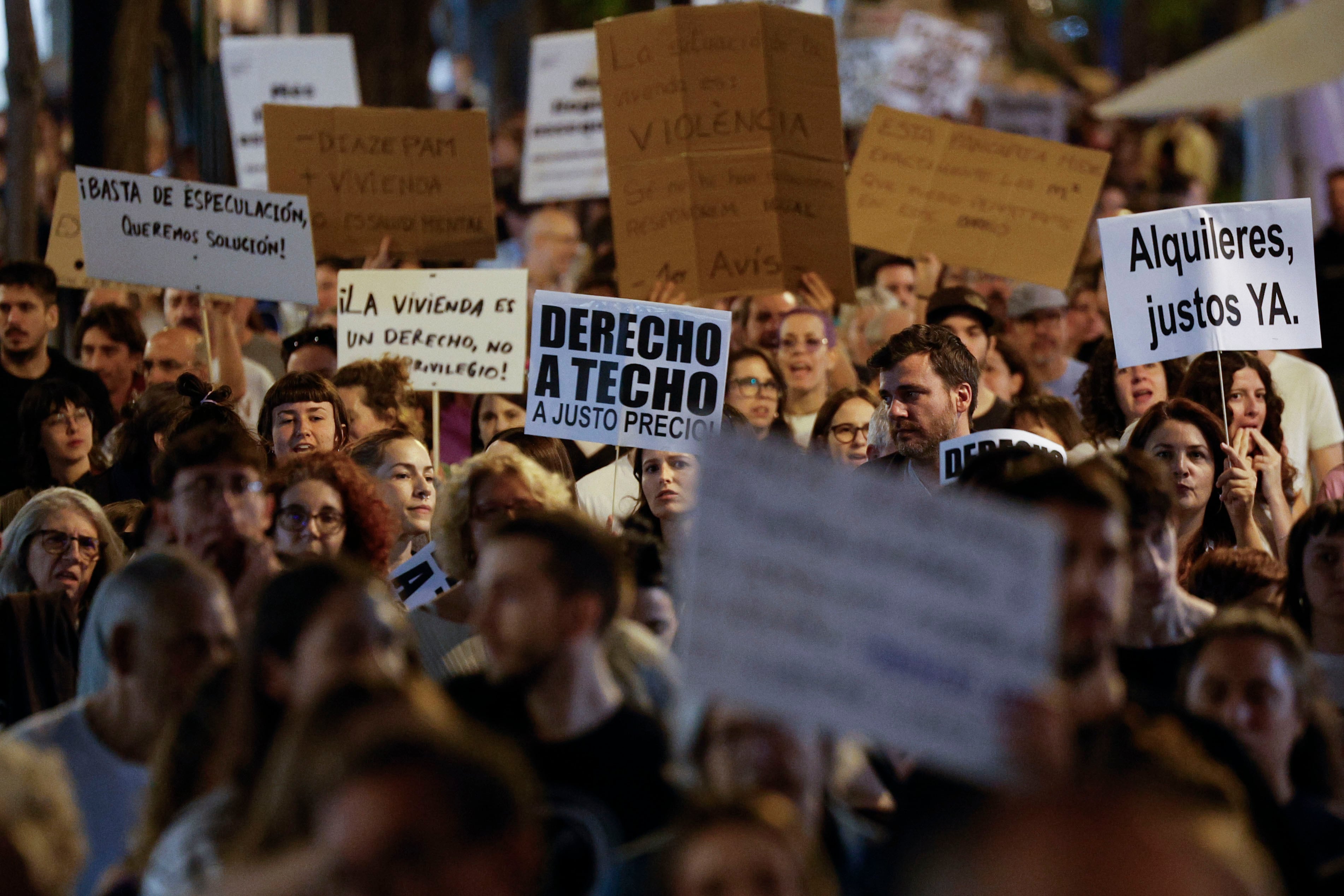 VALENCIA, 19/10/2024.- Cientos de personas participan este sábado en una protesta contra los apartamentos turísticos en Valencia. EFE/ Kai Försterling
