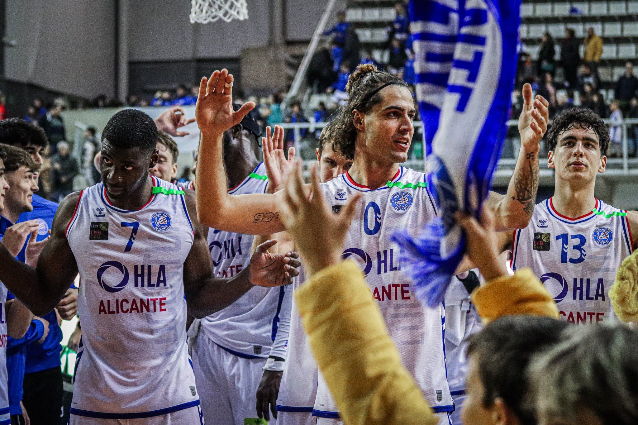 El HLA Alicante celebra la victoria ante Cáceres con su afición. Foto: HLA Alicante