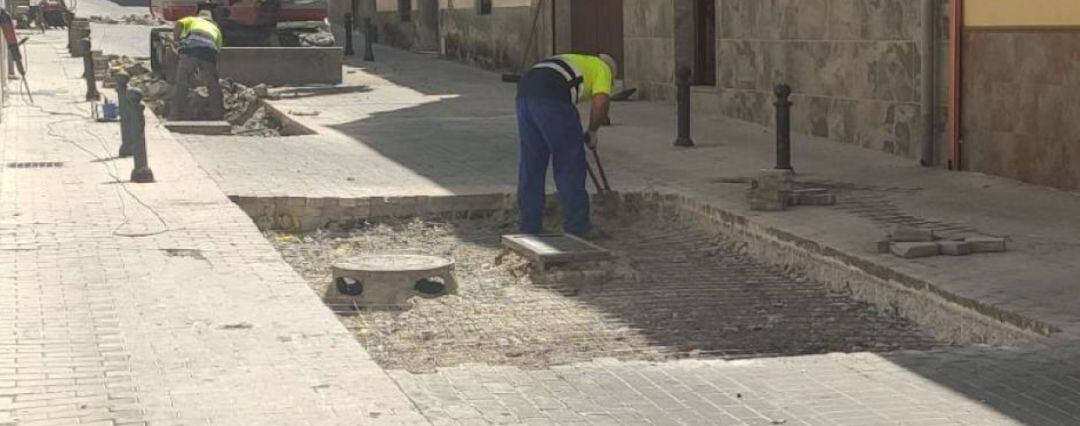 Operarios trabajan en el arreglo de una calle de Linares (archivo).