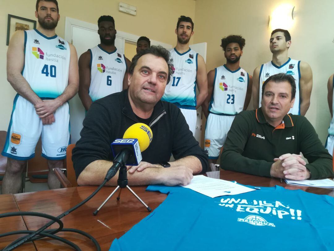 Bosco Gomila por el CRDO y Oriol Segura por el CB Menorca firmaron el convenio de colaboración para patrocinar el equipo de LEB Plata.