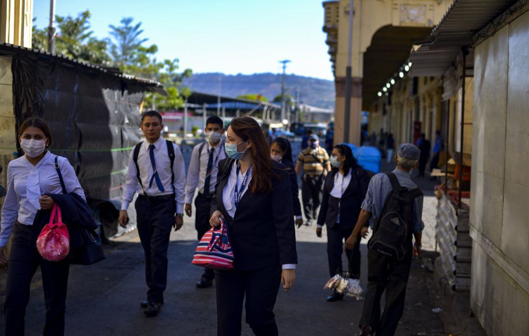 Personas con mascarilla en San Salvador