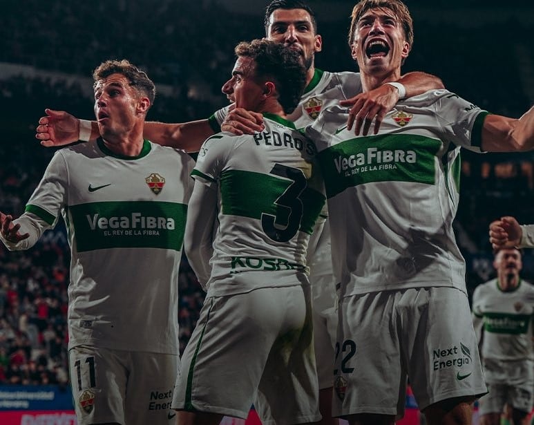 Los jugadores del Elche CF celebran el empate anotado por Adrià Pedrosa