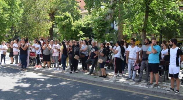 Afectados por el corte de agua en Arrayanes se concentran frente al Salón de plenos.