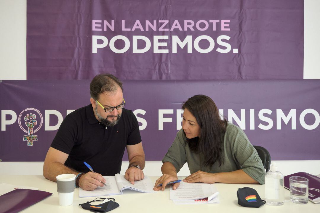 Los consejeros de LEP-Sí Podemos en el Cabildo de Lanzarote, Jorge Peñas y Myriam Barros.