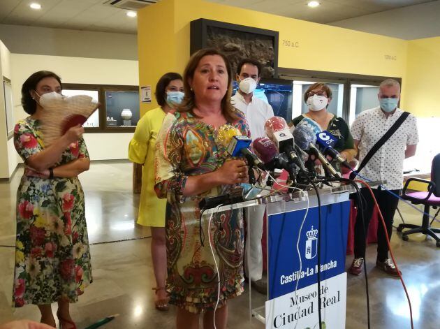 Rosa Ana Rodríguez, consejera de Educación y Cultura, durante la presentación del proyecto de digitalización en 3D, en el Museo Provincial junto a otras autoridades y al impulsor de la iniciativa Víctor López Menchero