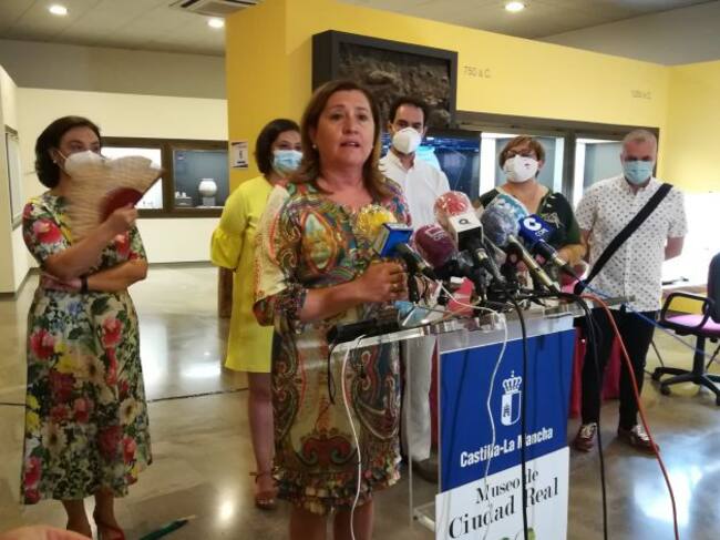 Rosa Ana Rodríguez, consejera de Educación y Cultura, durante la presentación del proyecto de digitalización en 3D, en el Museo Provincial junto a otras autoridades y al impulsor de la iniciativa Víctor López Menchero