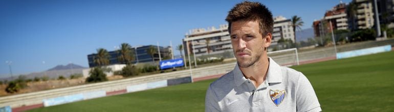 Ignacio Camacho posa en el estadio de atletismo