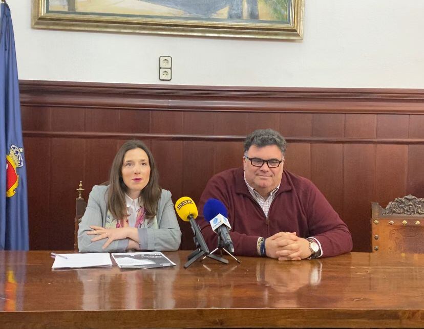 La delegada de Urbanismo, Cristina Cuadros, junto al alcalde, Juan Manuel Rodríguez.