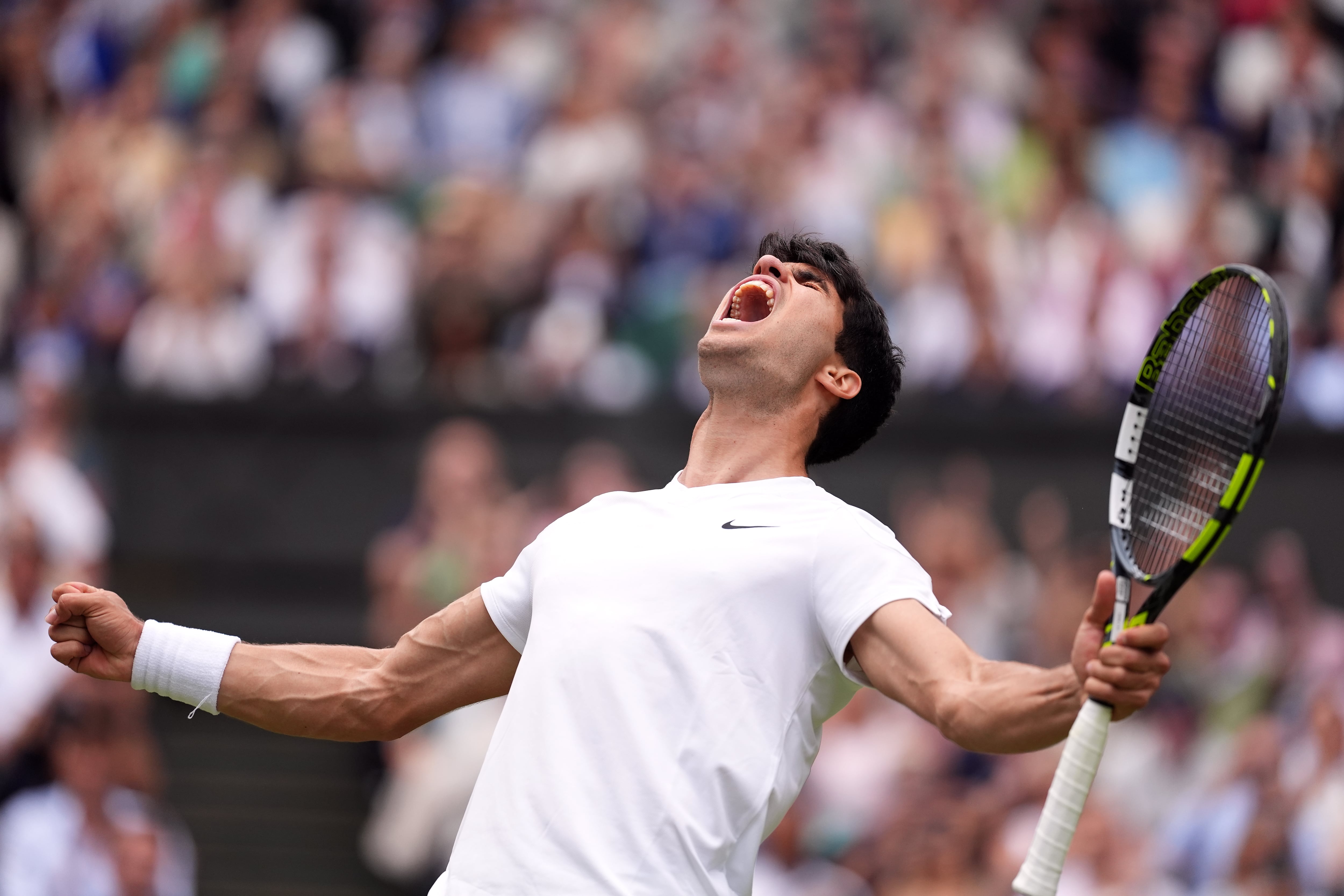 Carlos Alcaraz celebra en el All England Lawn Tennis and Croquet Club su pase a la final de Wimbledon. (Jordan Pettitt/PA Images via Getty Images)