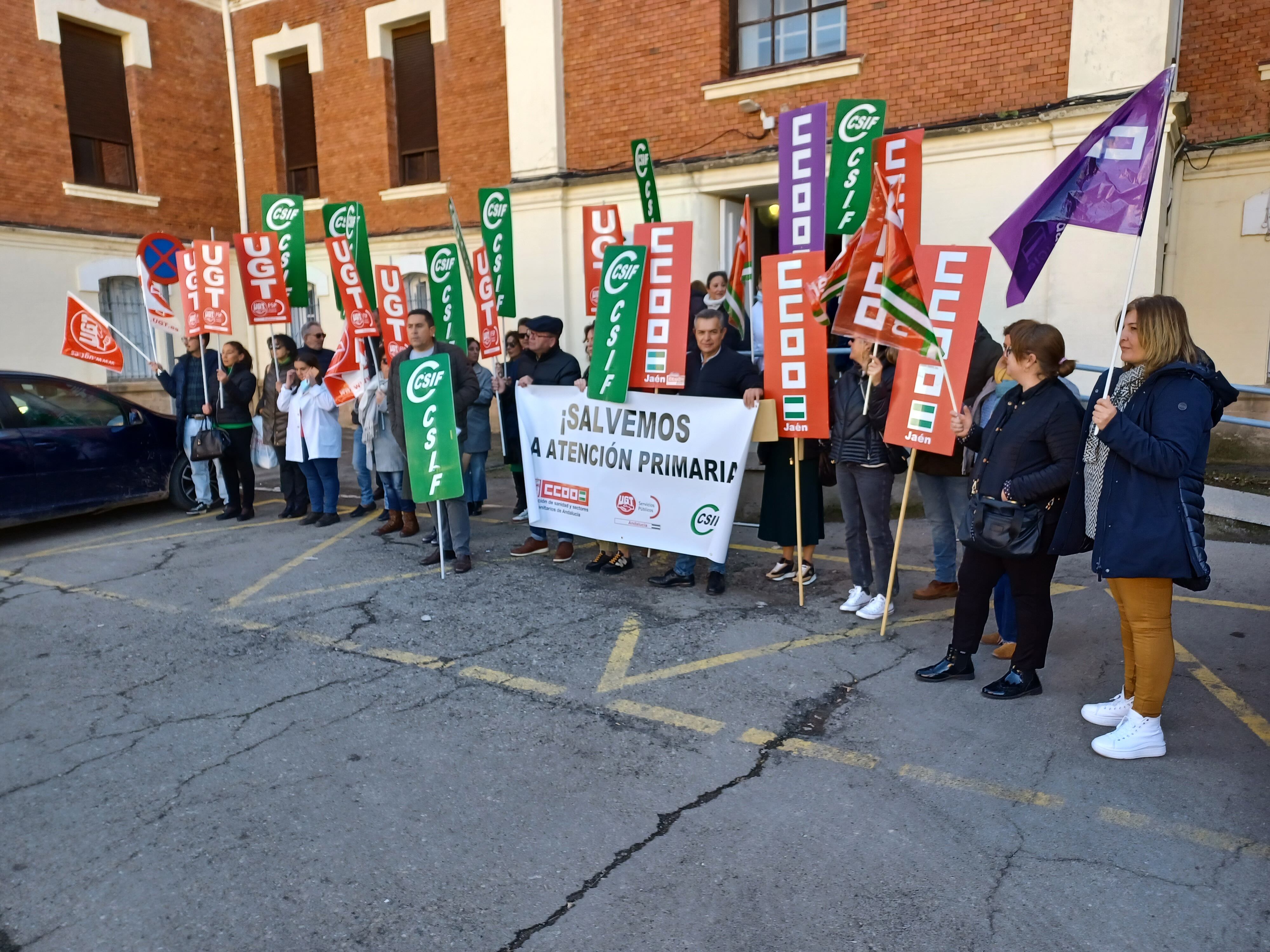 Sindicatos se manifiestan en las puertas del centro de salud de Los Marqueses de Linares.
