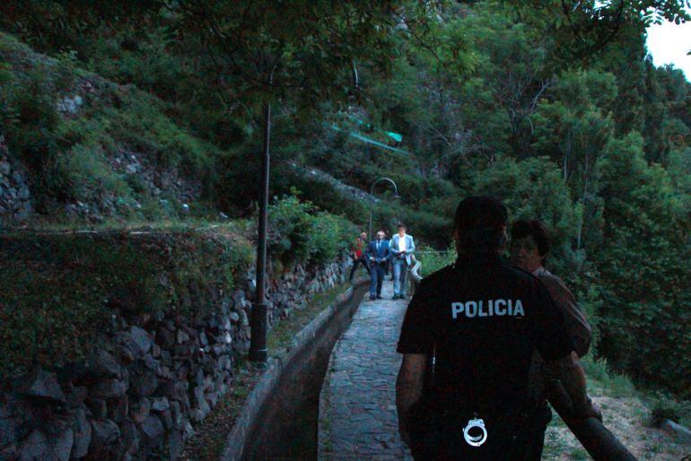El ministre d'Interior, Xavier Espot, i el cònsol menor d'Andorra la Vella, Marc Pons, inspeccionant la zona del despreniment al Rec del Solà.