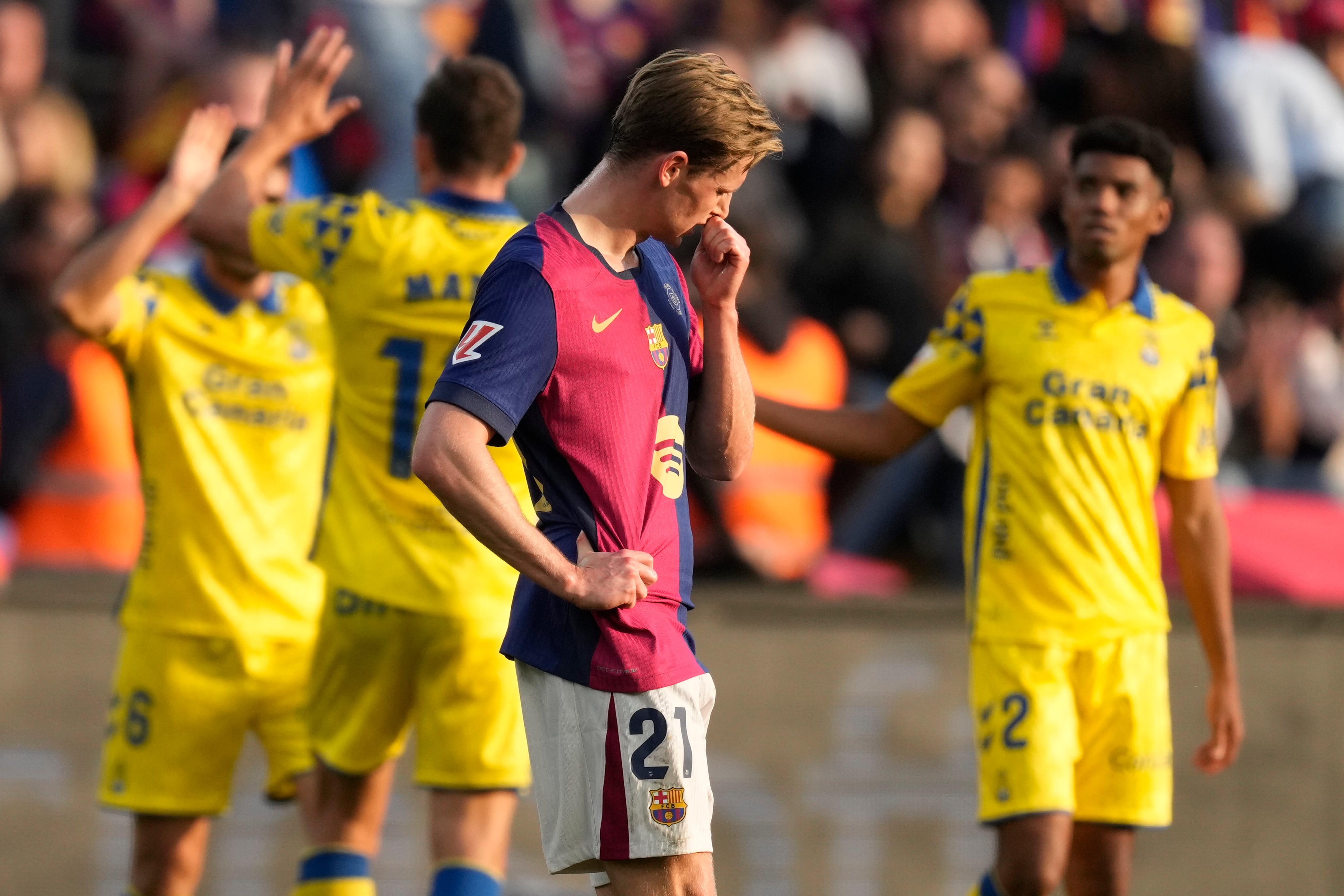 BARCELONA, 30/11/2024.- El centrocampista neerlandés del Barcelona Frenkie de Jong tras la derrota ante Las Palmas en partido de LaLiga en el Estadio Olímpico Lluís Companys en Barcelona este sábado. EFE/Enric Fontcuberta
